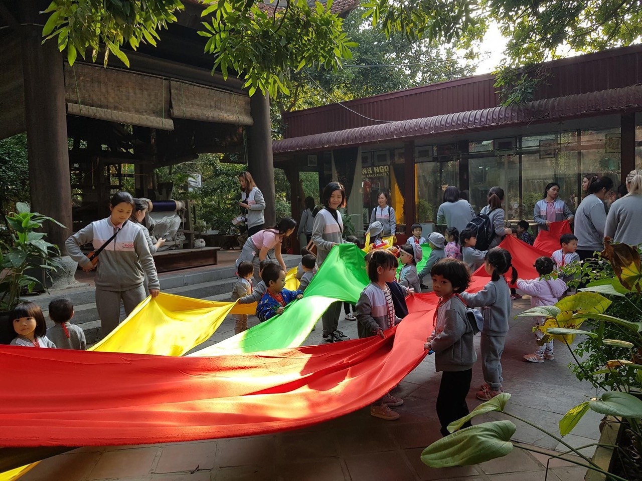 Hà Nội chính thức công nhận điểm du lịch Làng nghề dệt lụa Vạn Phúc - Hà Đông